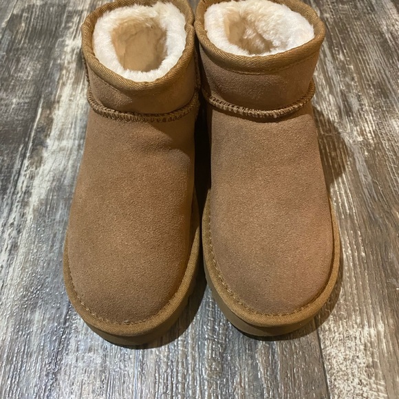 UGG Australia Chestnut Boots - Picture 2 of 6